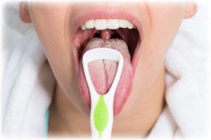 woman-cleaning-tongue